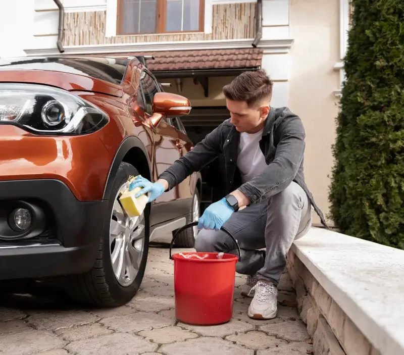 Lavage auto à domicile Saint-Laurent-sur-Gorre : professionnel intervenant sur un véhicule
